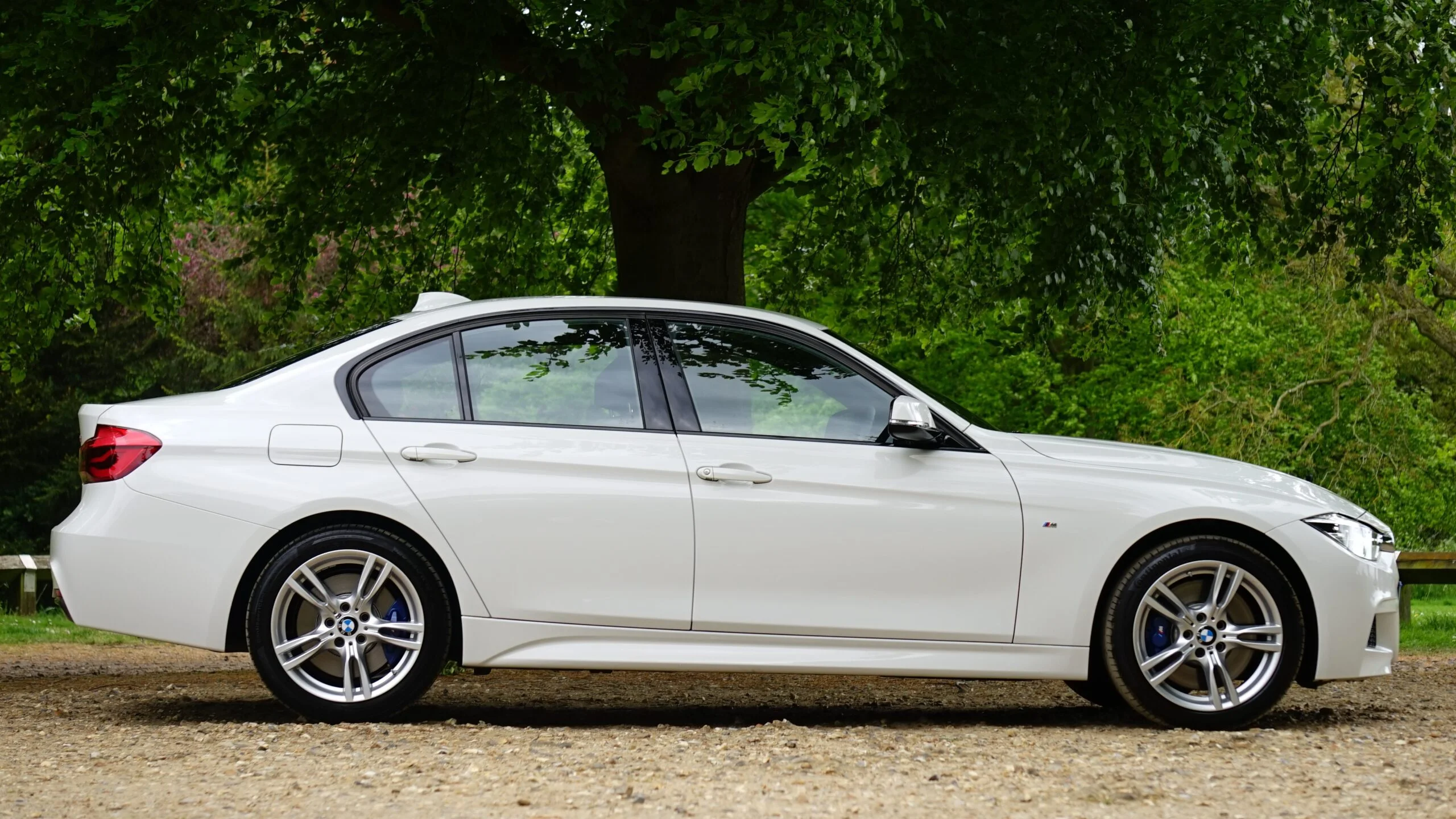 Valge BMW 3. seeria sedaan — Saksamaalt toodud auto näide
